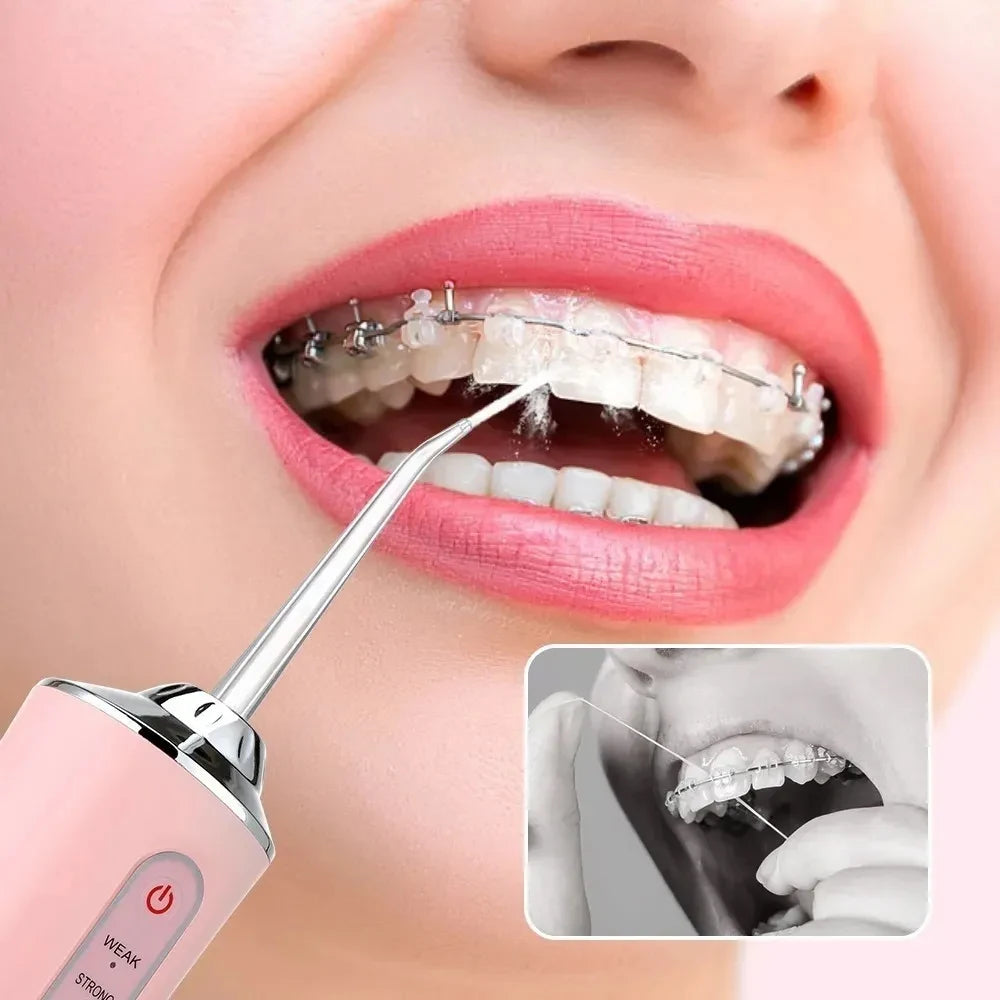 Irrigador Oral HighTech da Loja Digital Dig: Na imagem pessoa mostrando a facilidade e eficiência em utilizar esse aparelho em comparação ao fio dental!