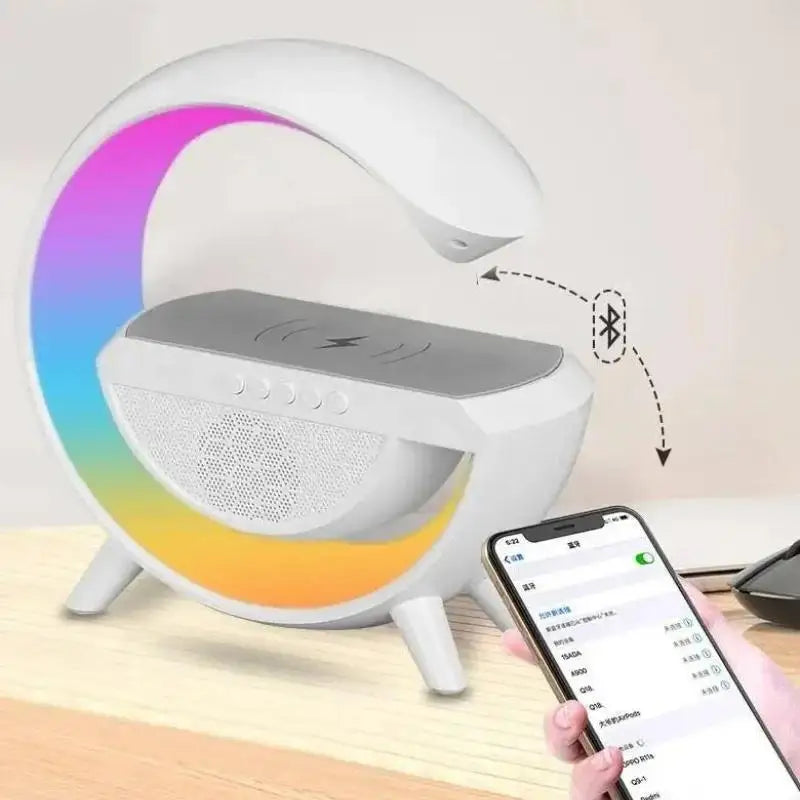 Nessa foto: Caixa de Som e carregador por indução na cor branco. Bluetooth nativo. Com  iluminação RGB atmosfera integrada, design redondo estiloso para mesa e cabeceira da cama!  Tudo para você na Loja Digital DIG!