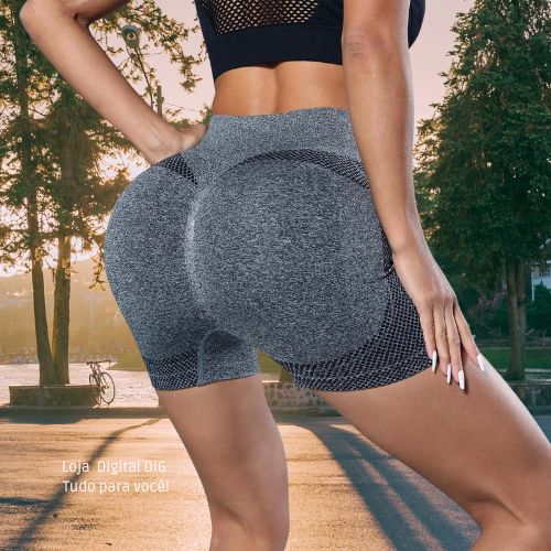 Treine com liberdade total de movimento. Na foto, uma mulher está no parque ao ar livre, demonstrando a elasticidade do Short Yoga Azul da Loja Digital - DIG. Feito com 90% poliamida e 10% elastano. Adquira o seu! #LDD